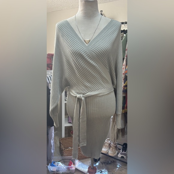 Love Tree NWOT. Sage textured deep V-neck front and back.Waist tie, size Medium. - Picture 9 of 12